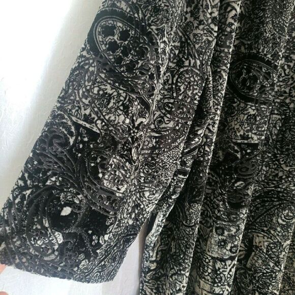 Catherines Women's Size 3X 26/28W Black Velvet Floral Blouse Top Whimsical - Picture 6 of 8